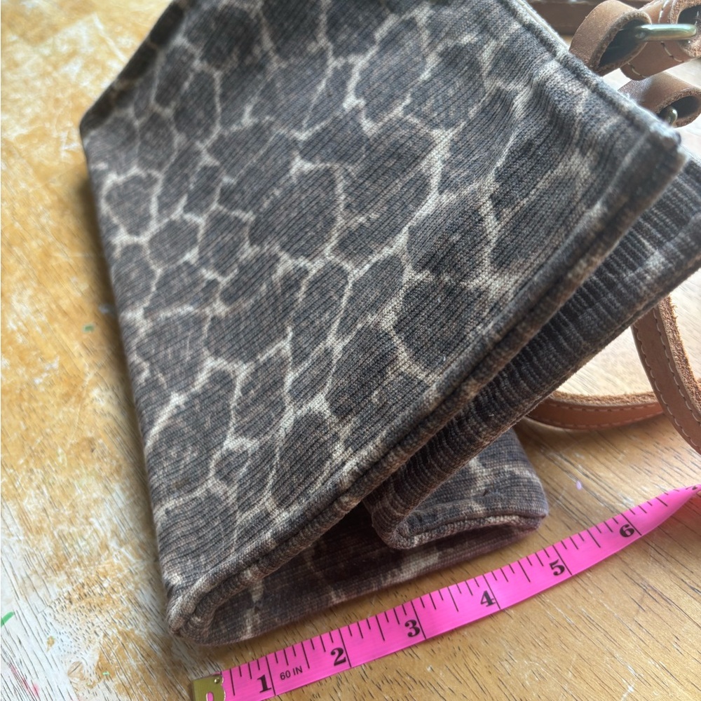 Giraffe print tote with Bee Broach and leather handles - Picture 9 of 11